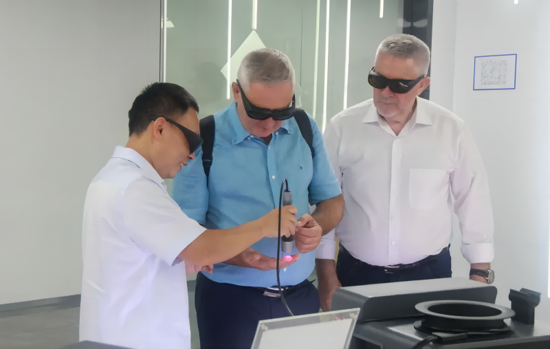 Une délégation hongroise pour la science, la technologie et la coopération économique et commerciale visite le laser médical PBM pour explorer la frontière de la technologie laser